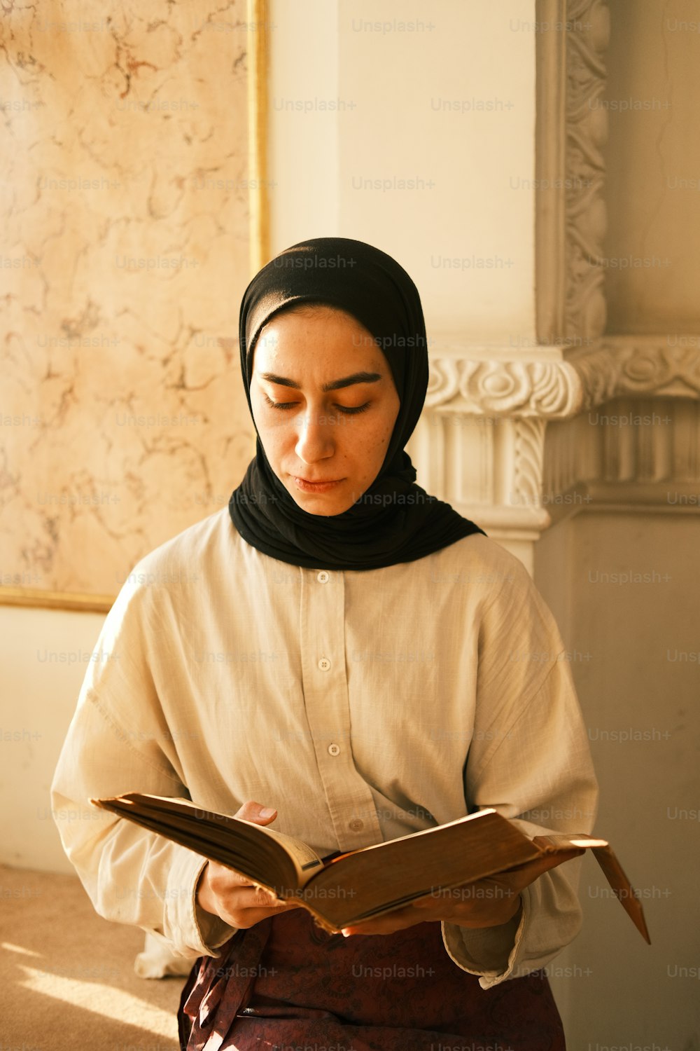 uma mulher em um hijab lendo um livro