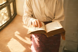une personne tenant un livre dans ses mains