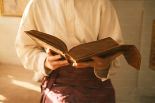 Una persona sosteniendo un libro en sus manos