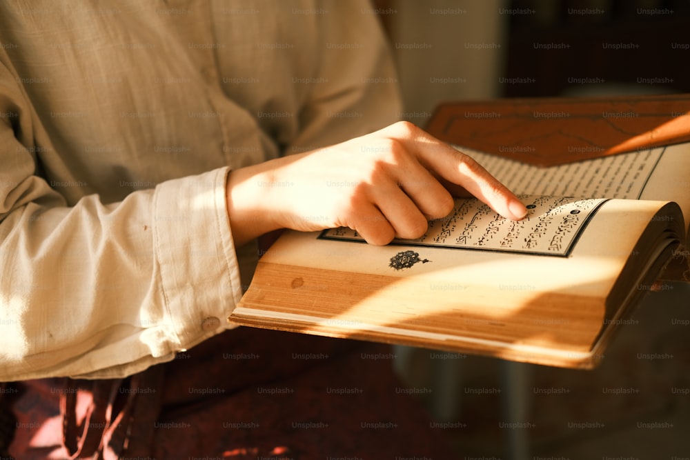 eine Person, die ein Buch in der Hand hält