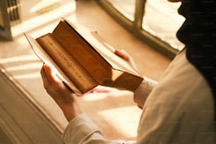 una persona che tiene un libro tra le mani