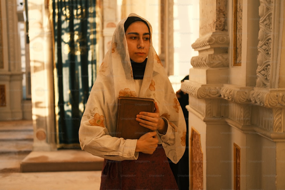 Una mujer con un traje de monja sosteniendo un libro