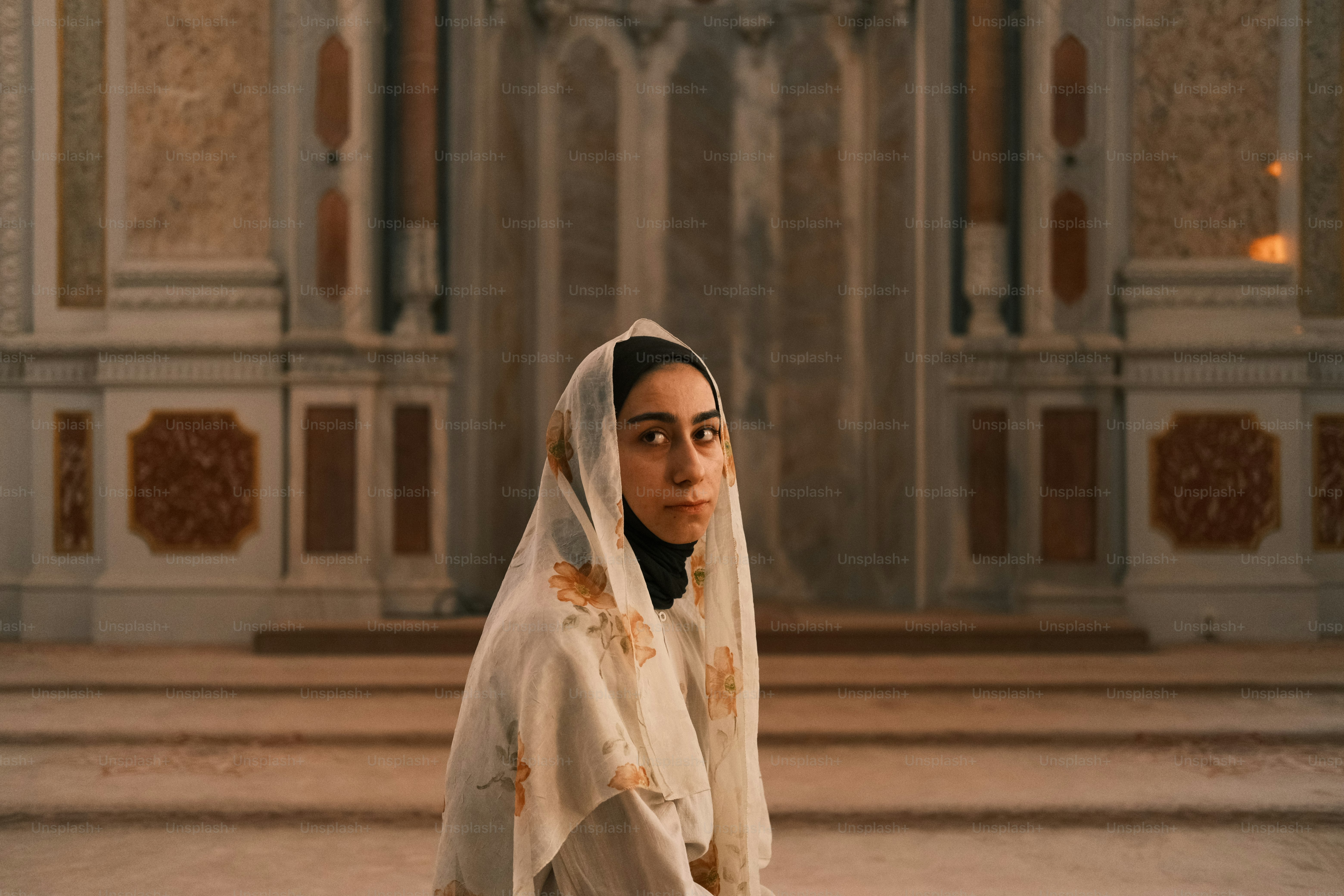 uma mulher em um véu branco de pé em uma igreja