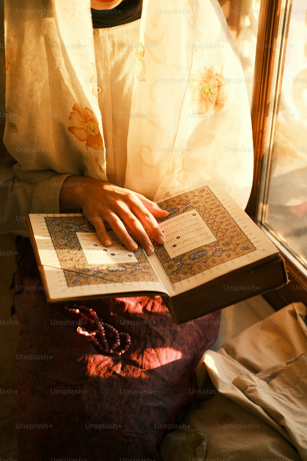 Eine Frau hält ein Buch in den Händen