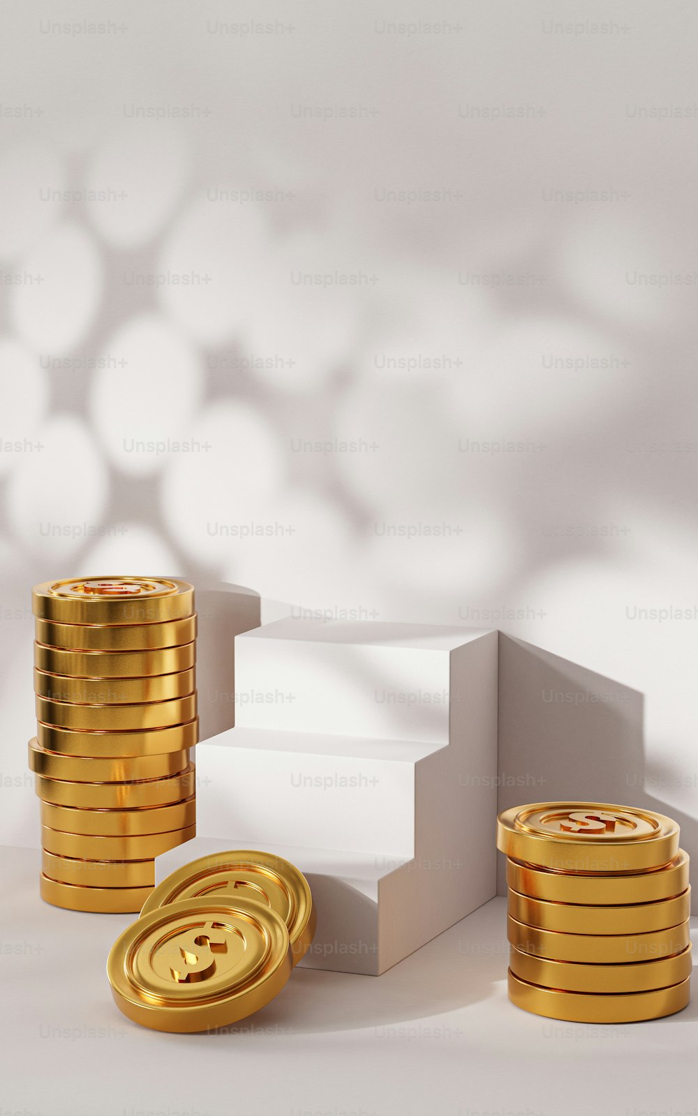 uma pilha de moedas de ouro ao lado de uma pilha de caixas brancas
