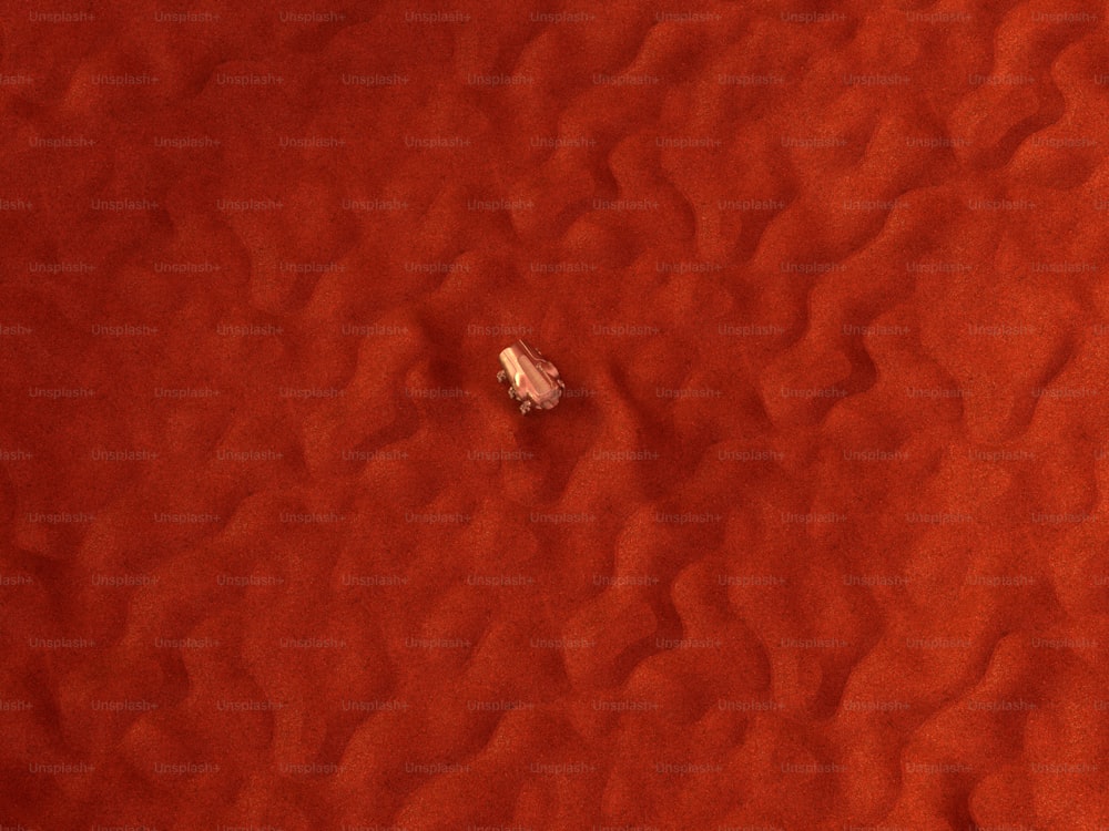 un singolo pezzo di carta seduto sopra una superficie rossa