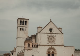 uma grande igreja branca com uma torre do relógio