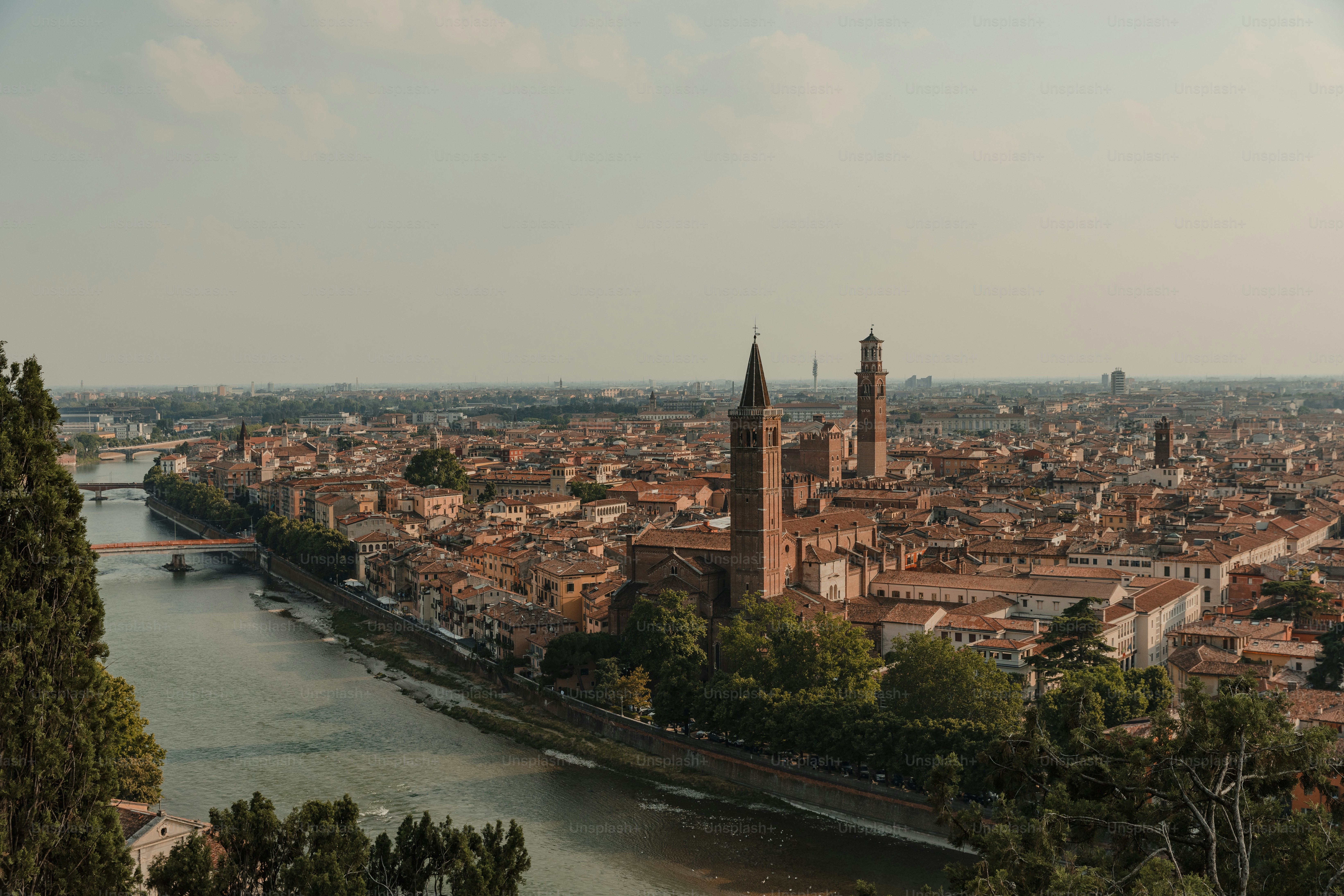 Una vista de una ciudad con un río que la atraviesa