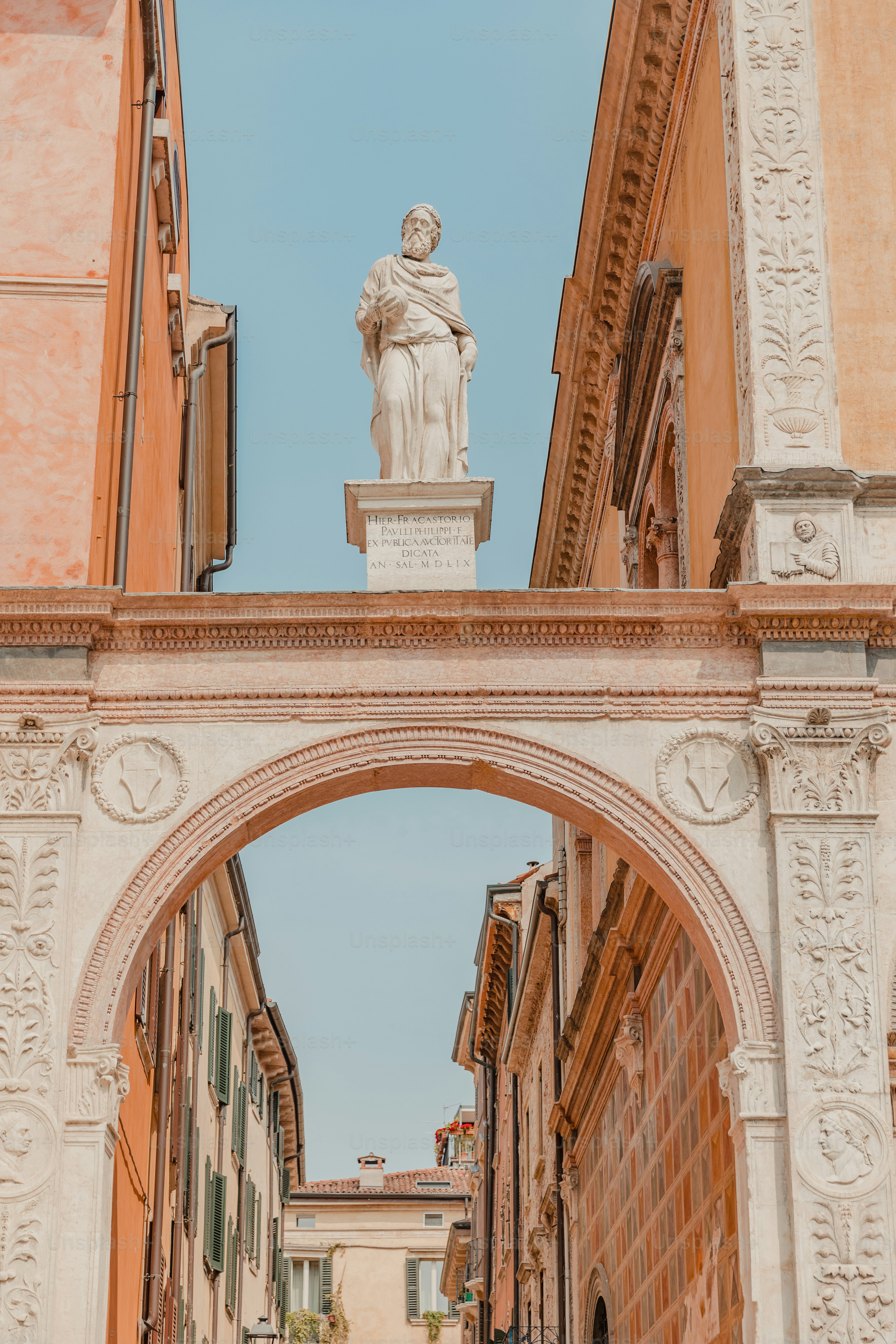 une statue d’un homme au sommet d’un bâtiment