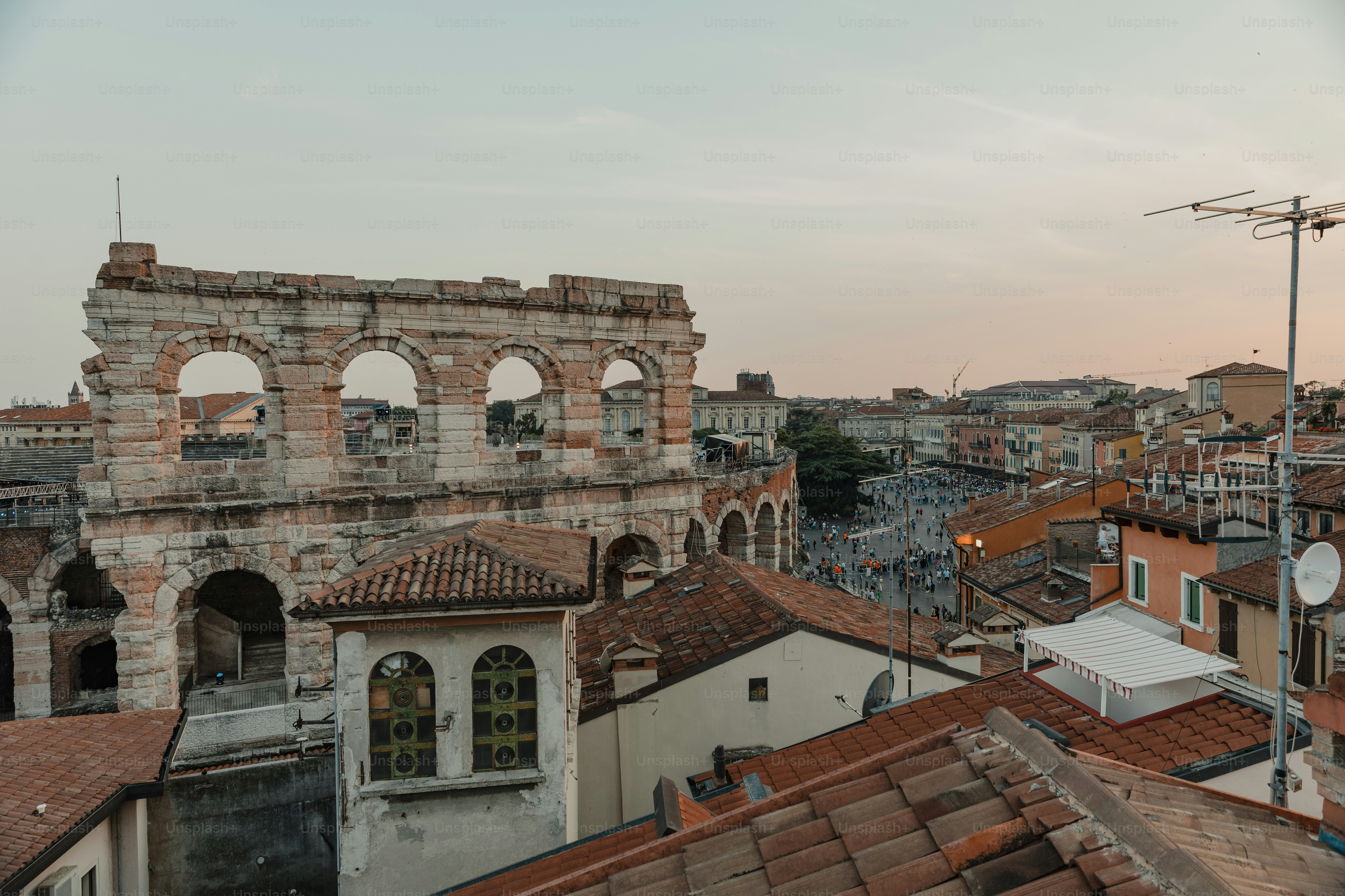 uma vista de uma cidade com edifícios antigos