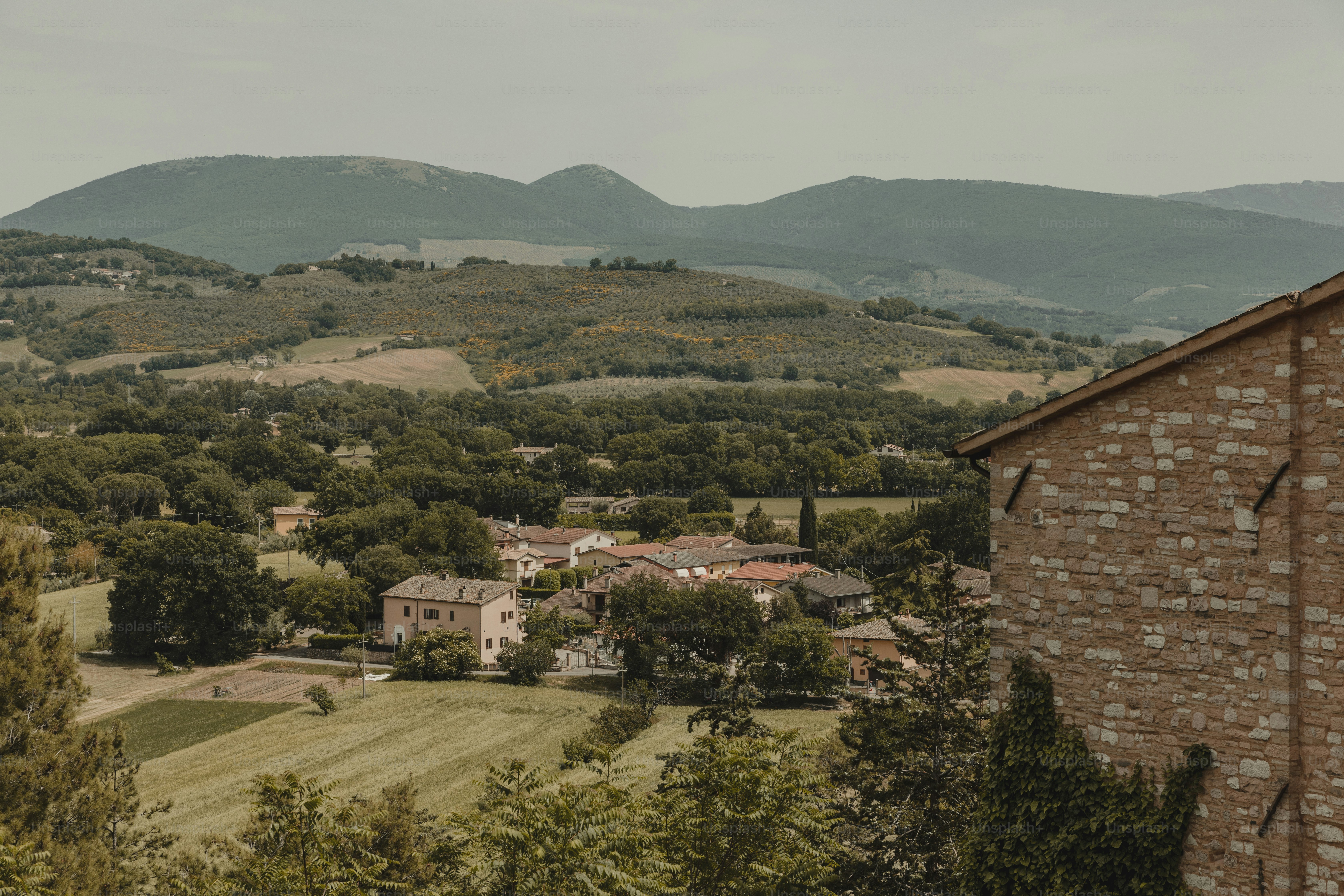 una vista di un piccolo villaggio in montagna
