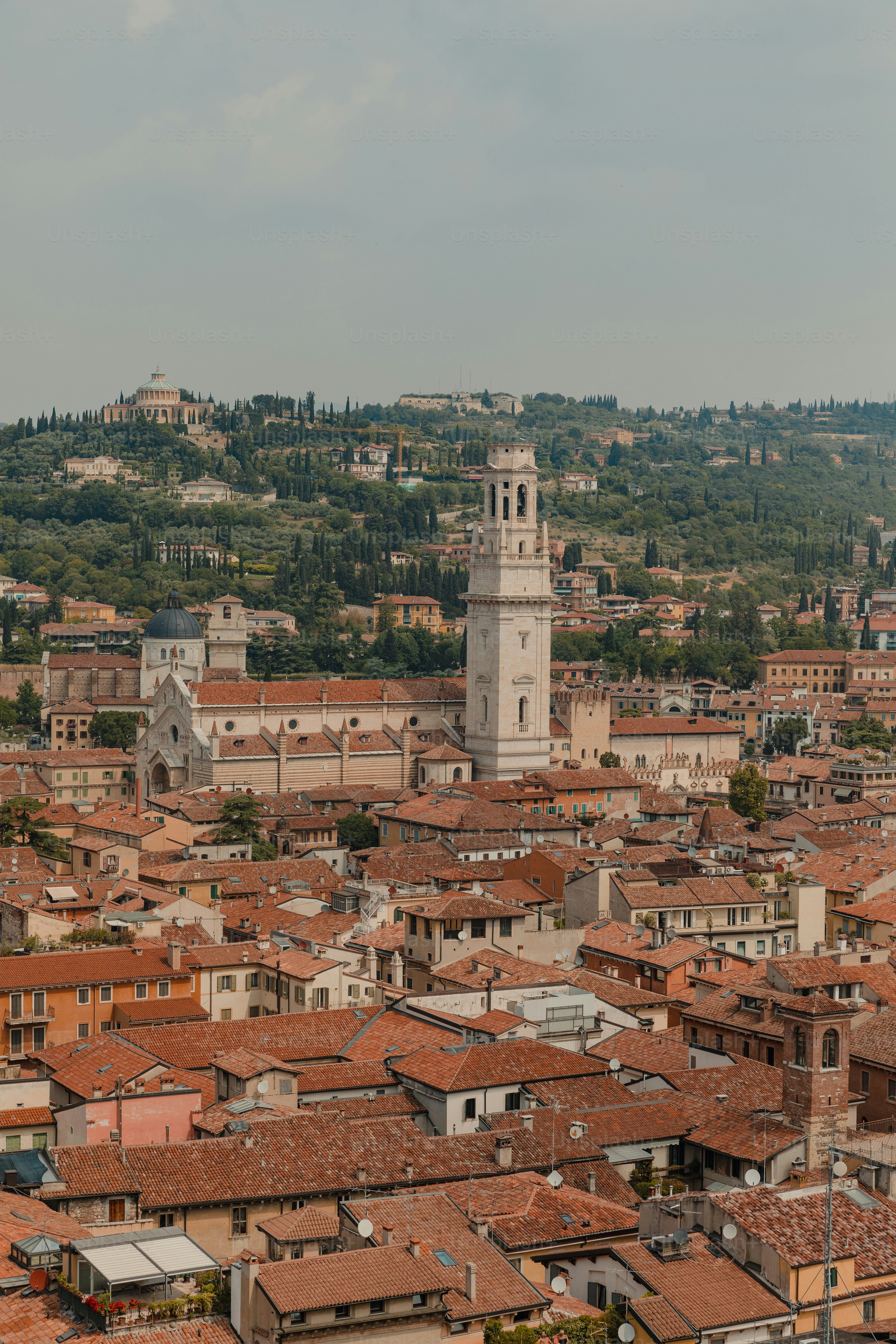 Une vue d’une ville avec une tour de l’horloge