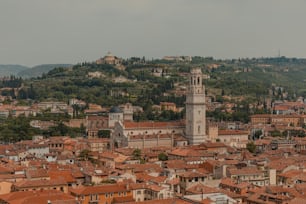 Una vista di una città con una torre dell'orologio