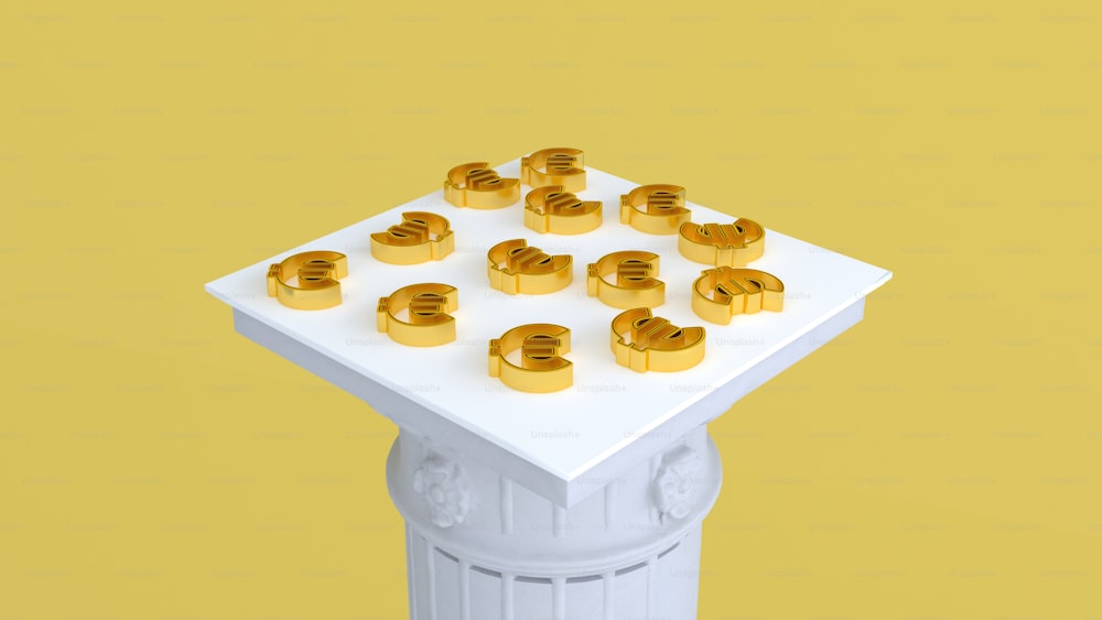 un mazzo di oggetti d'oro seduti sopra un tavolo bianco