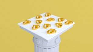 uma mesa branca coberta com letras douradas em cima de um fundo amarelo