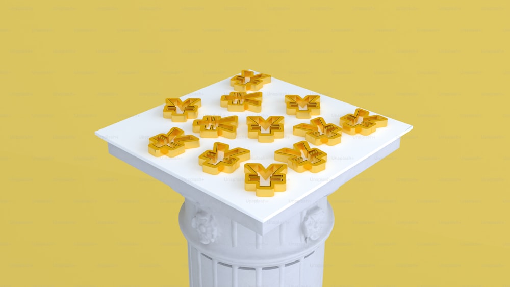 ein weißer Tisch mit goldenen Buchstaben darauf