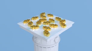 um monte de algarismos de ouro sentados em cima de um pedestal branco