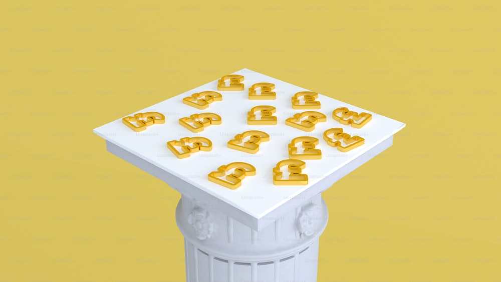 황금 쿠키를 듬뿍 얹은 흰색 테이블