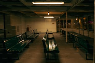 a row of benches sitting next to each other