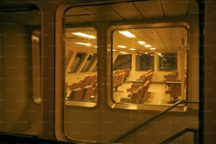 Una vista de un tren a través de una ventana