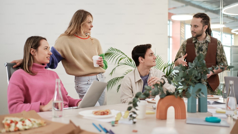 um grupo de pessoas sentadas ao redor de uma mesa