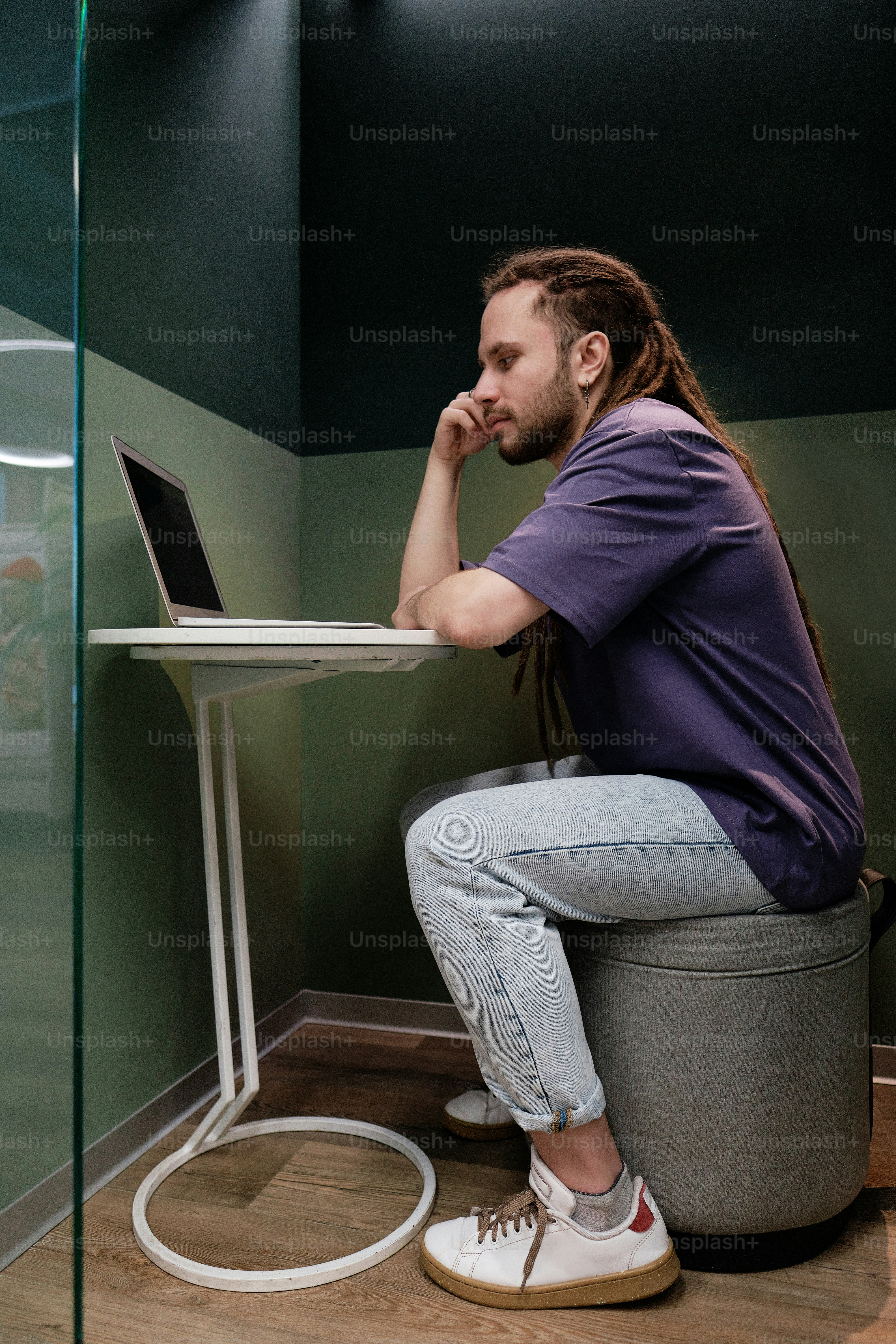 노트북으로 테이블에 앉아있는 남자