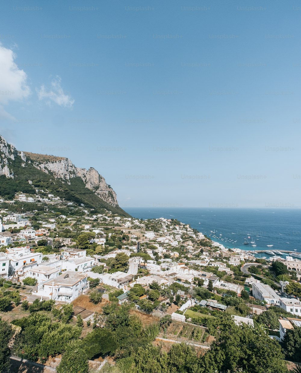 une vue aérienne d’une ville près de l’océan