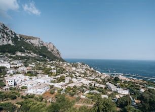 Una vista di un villaggio su una scogliera a picco sull'oceano