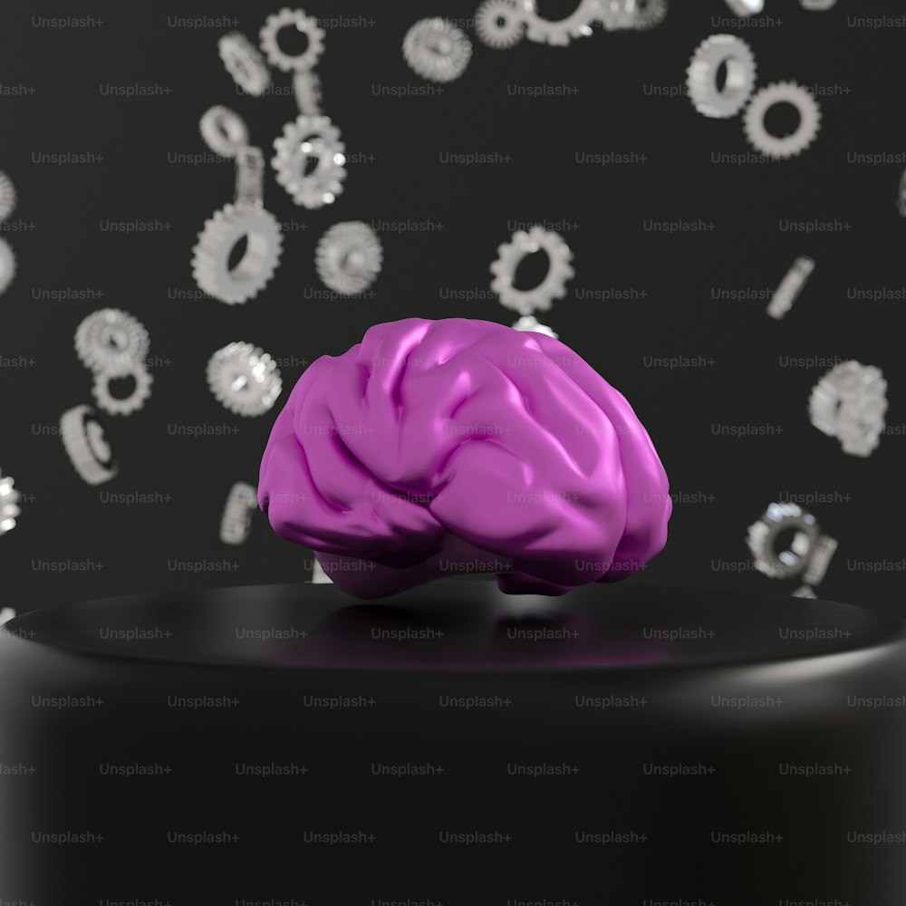 Ein lila Gehirn sitzt auf einem schwarzen Tisch