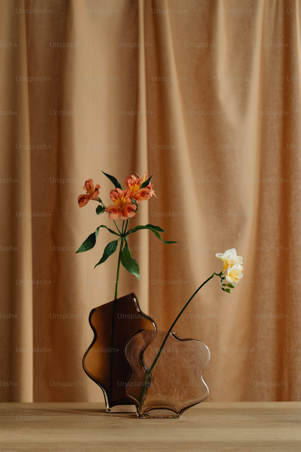 un vaso con fiori seduti su un tavolo