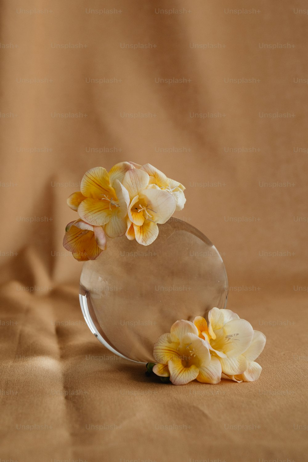 um vaso cheio de flores sentado em cima de uma mesa