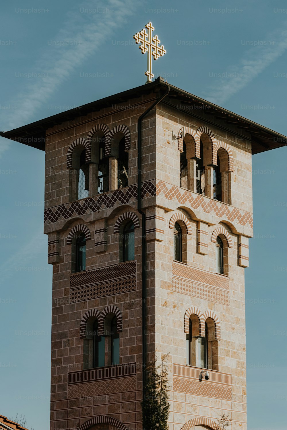 ein hohes Backsteingebäude mit einem Kreuz darauf