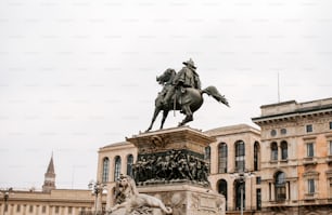 Una estatua de un hombre a caballo frente a un edificio