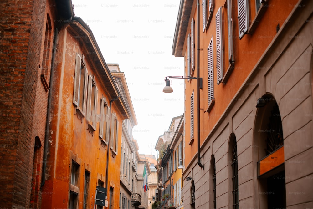 a narrow alleyway between two buildings in a city