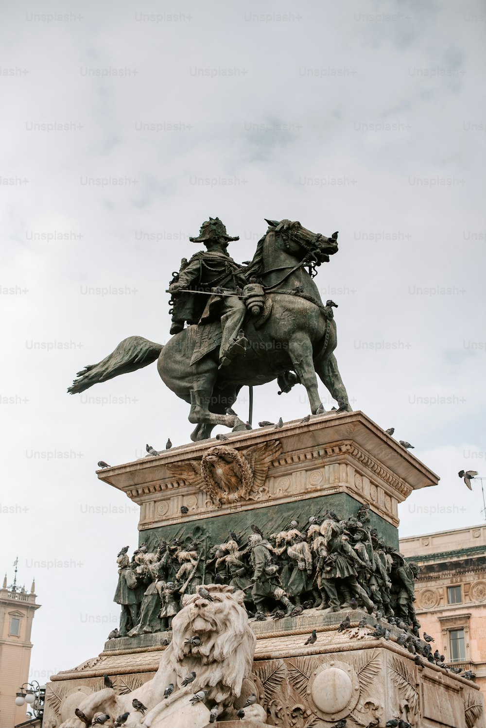 말을 타고 있는 남자의 동상