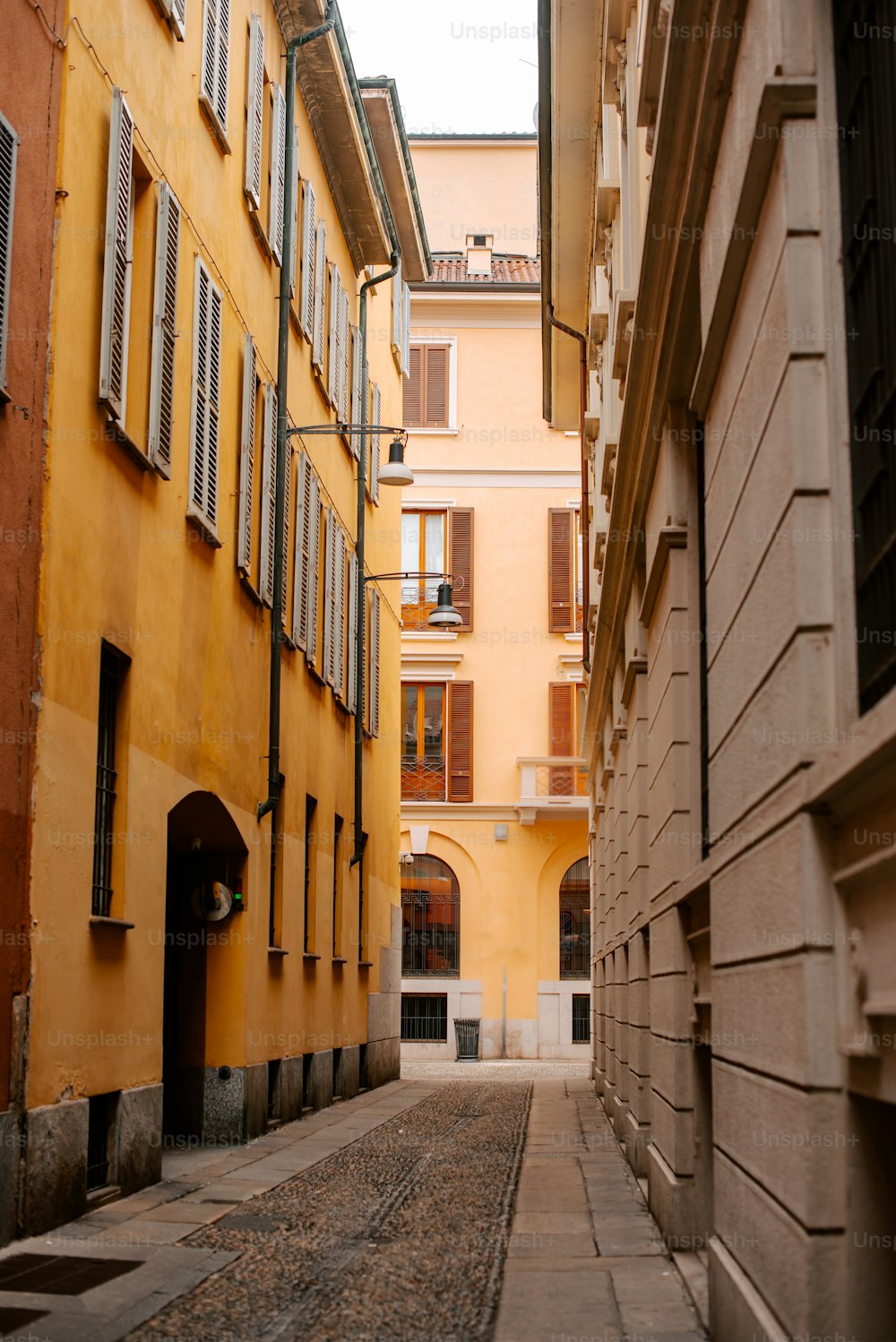 a narrow alley way between two buildings