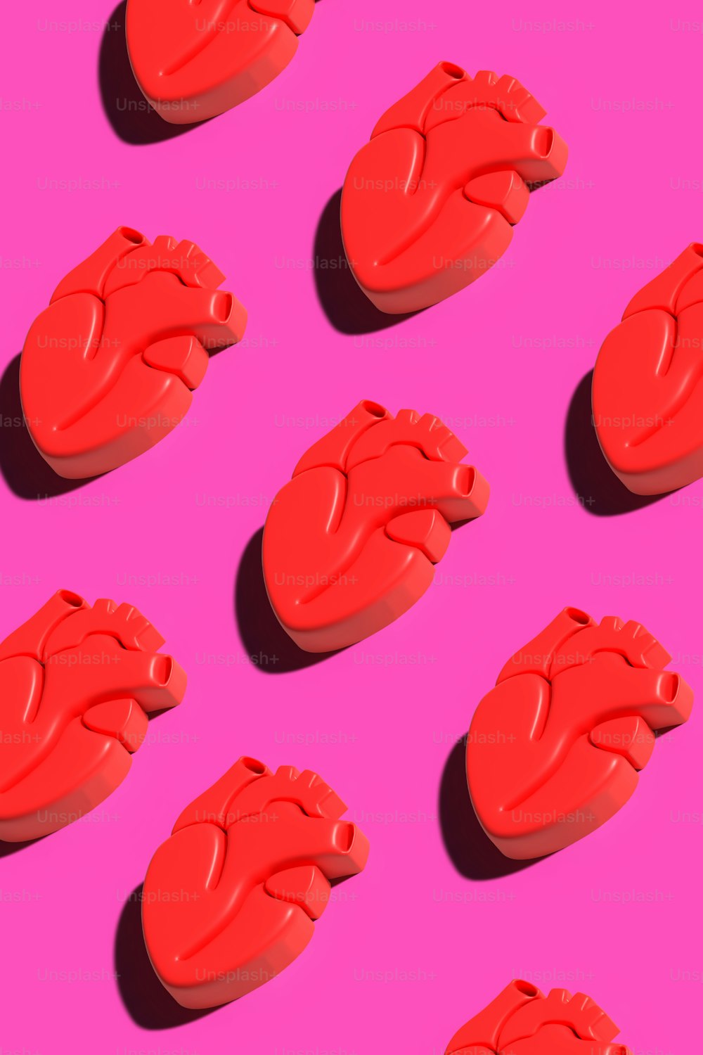 um grupo de corações vermelhos em um fundo cor-de-rosa