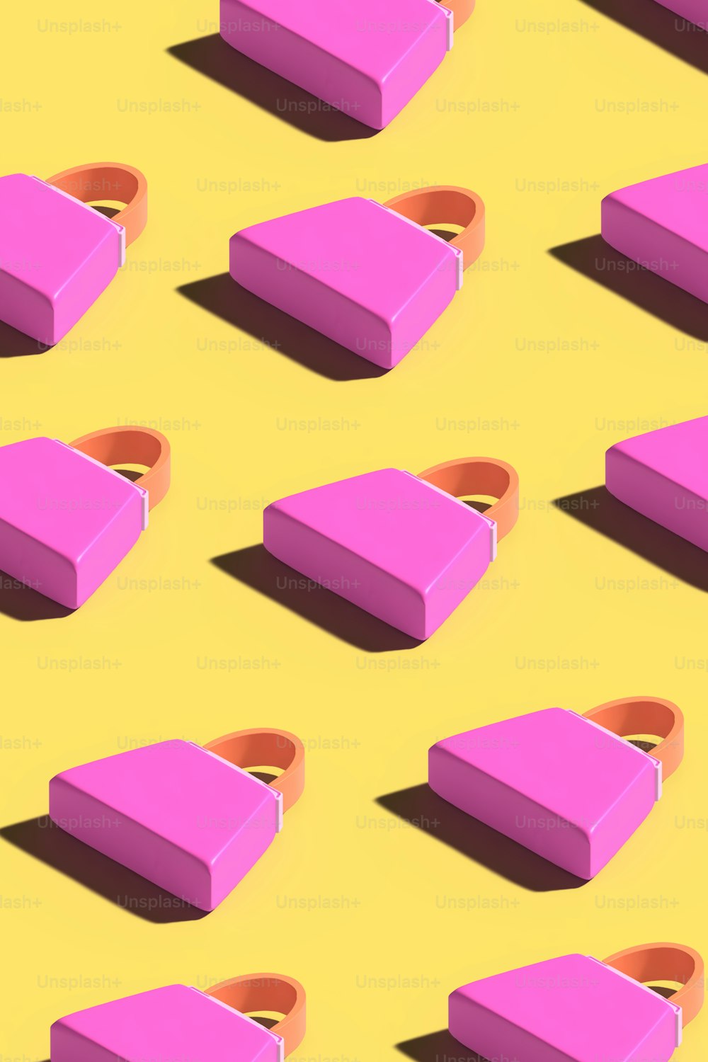 um monte de caixas cor-de-rosa sentadas em cima de uma superfície amarela