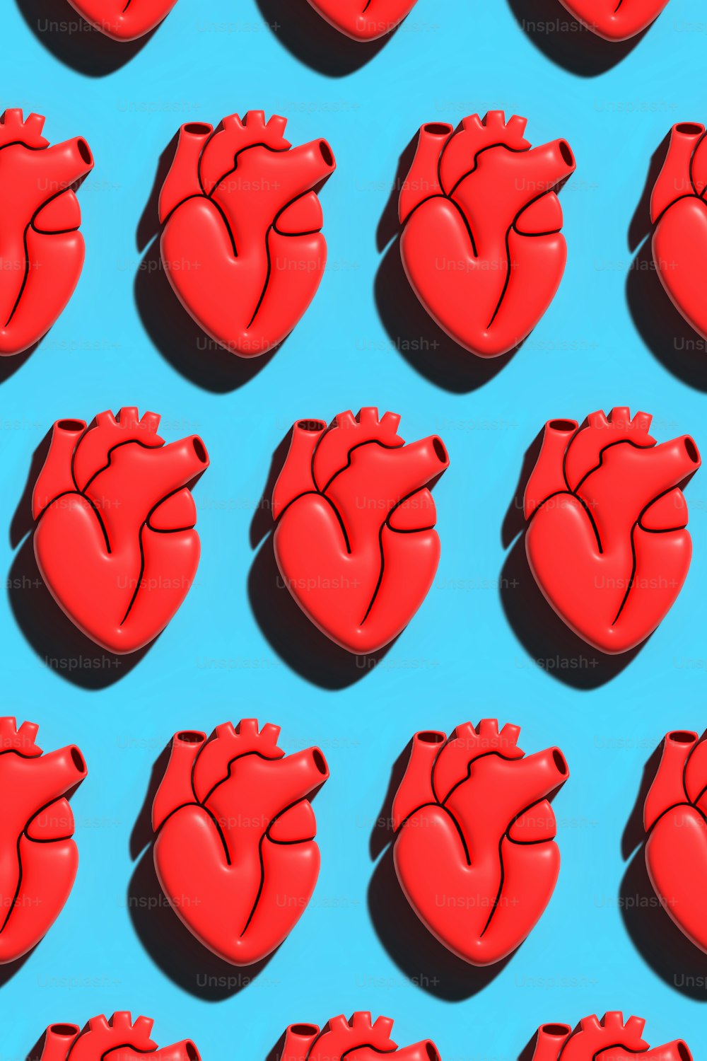 Eine Gruppe roter Herzen, die auf einer blauen Oberfläche sitzen