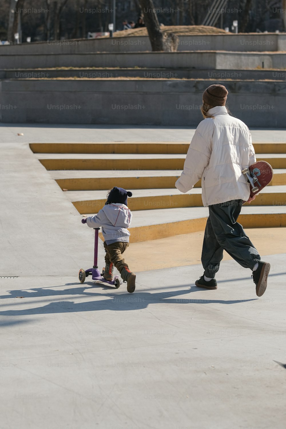 Un uomo che cammina con un bambino su uno scooter