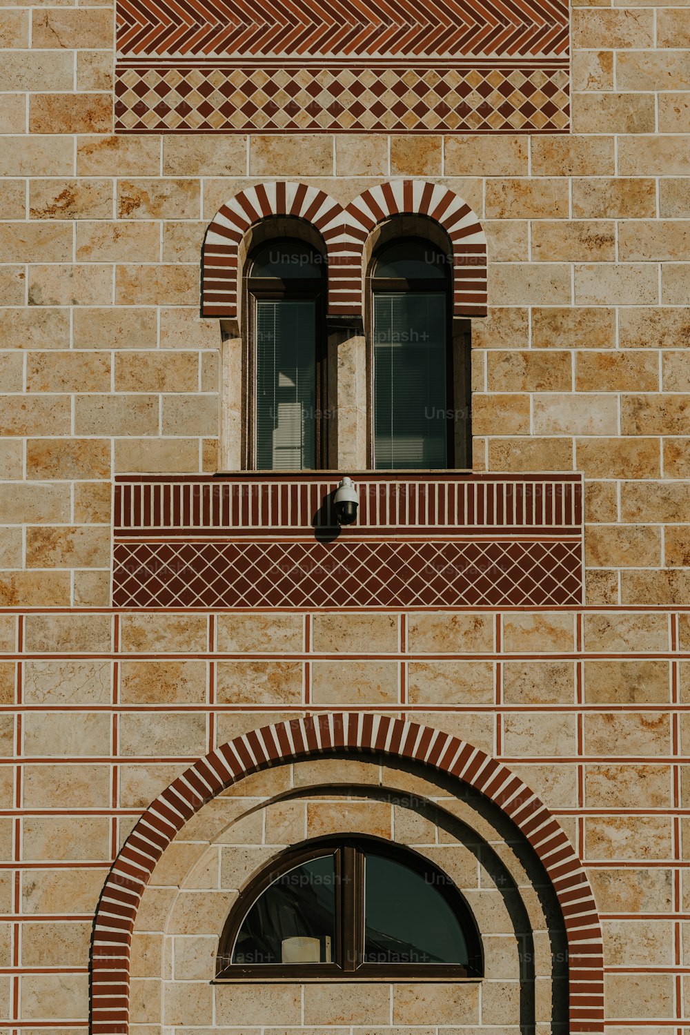 Un reloj en el costado de un edificio de ladrillo