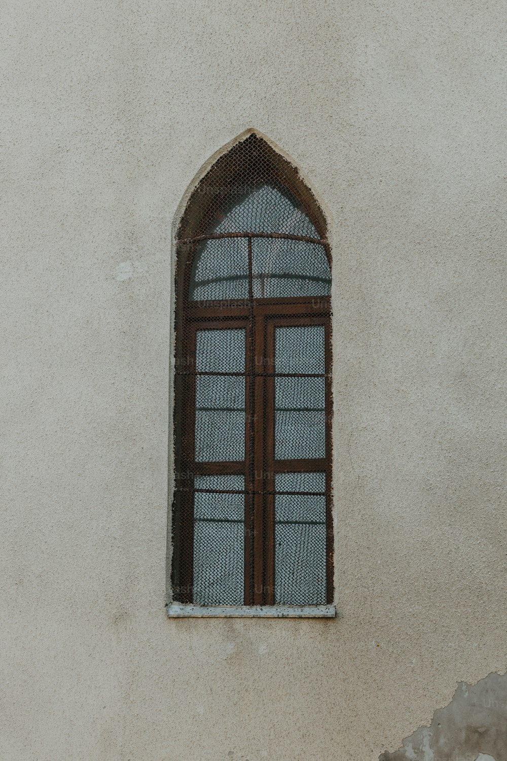 ein Fenster an der Seite eines Gebäudes