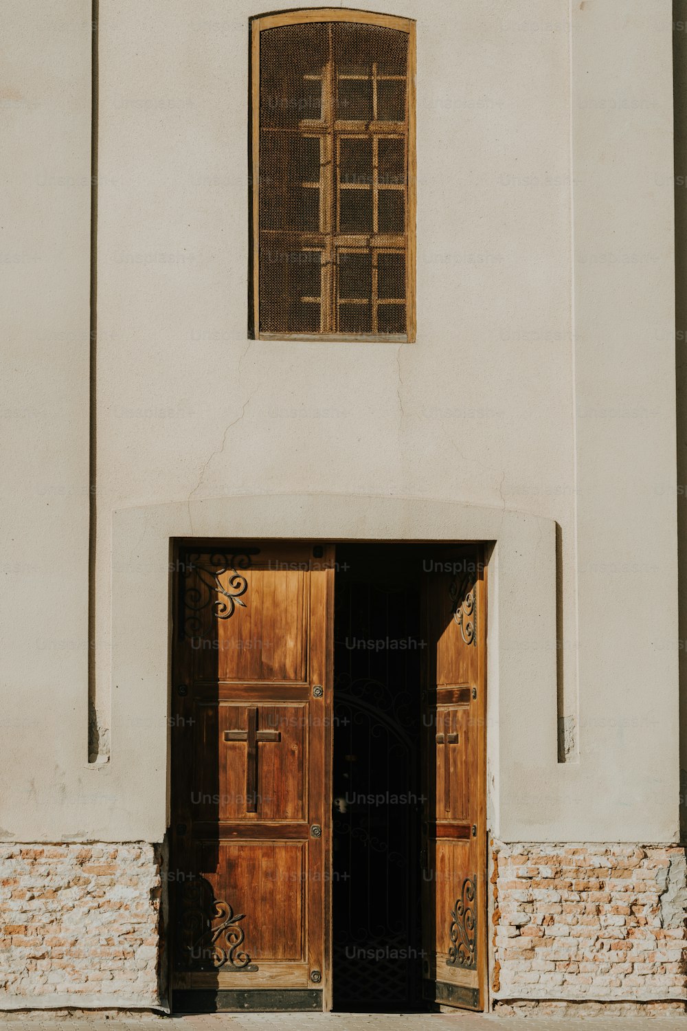 um par de portas de madeira sentadas dentro de um edifício