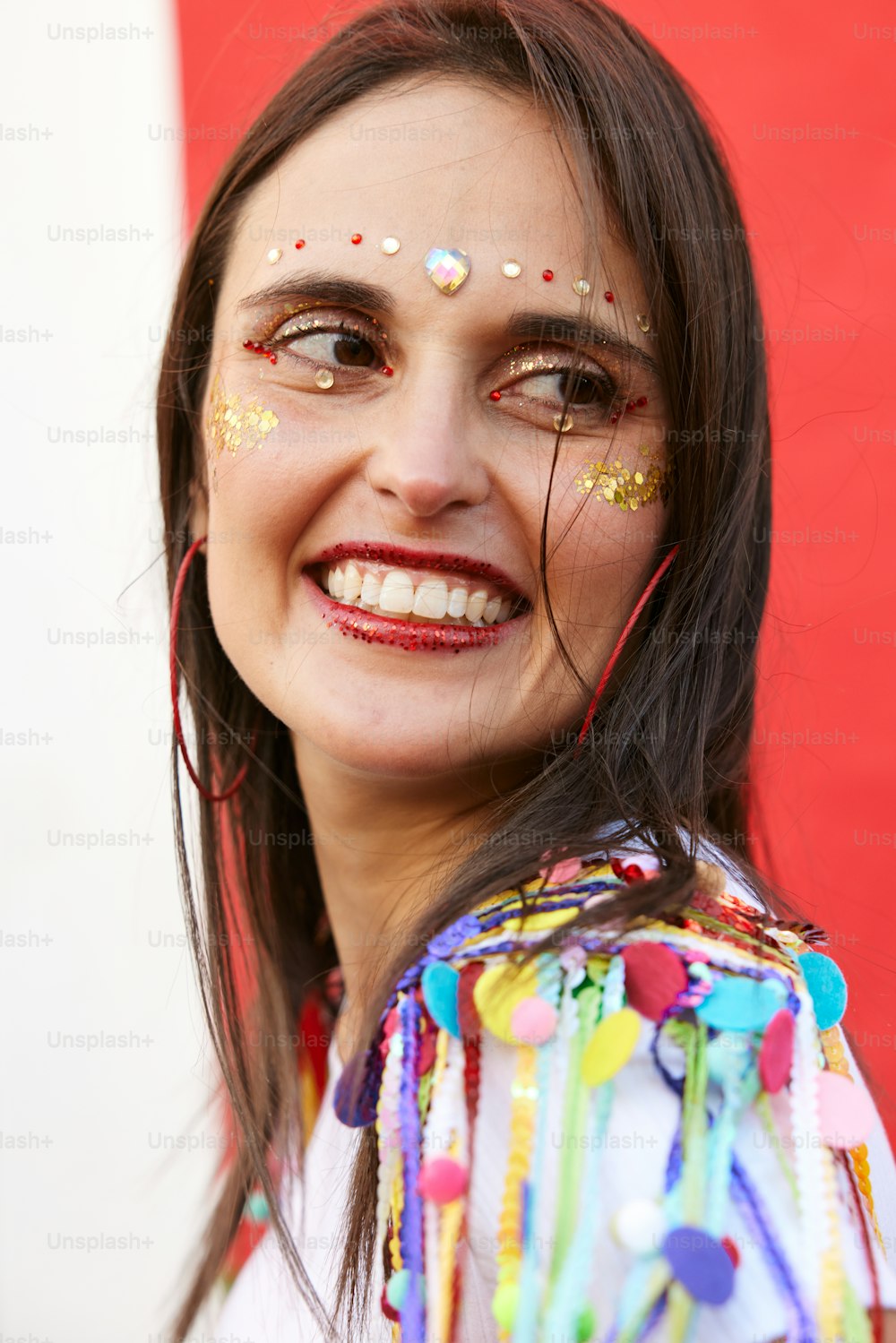 Una donna con la vernice dorata sul suo viso
