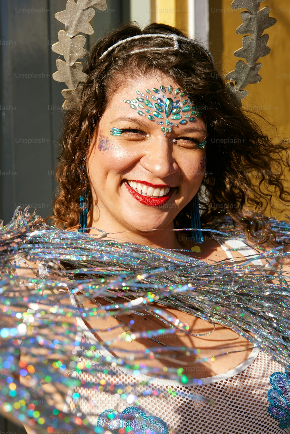 uma mulher vestindo um traje e sorrindo para a câmera