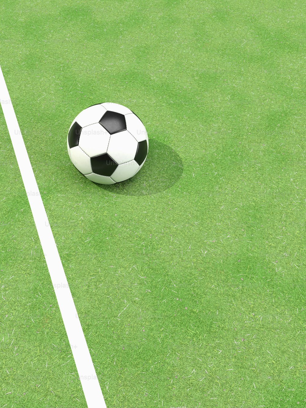 un pallone da calcio seduto in cima a un campo verde