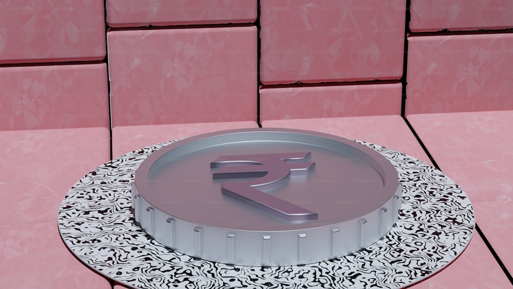 Ein runder Metallgegenstand mit dem Buchstaben R darauf