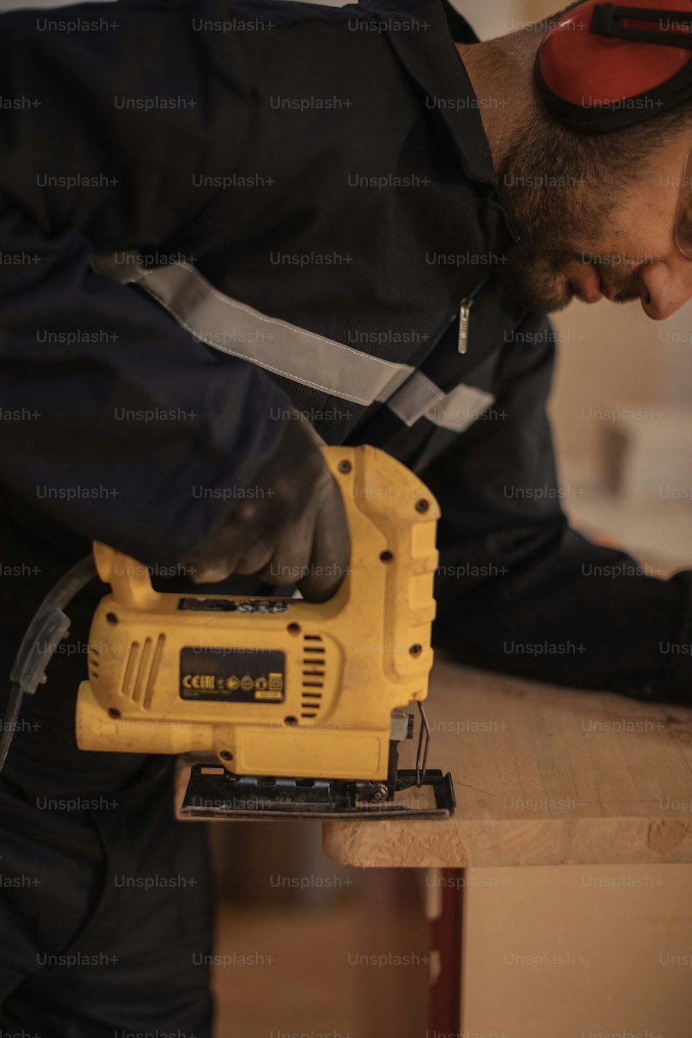 Un hombre trabajando en un pedazo de madera