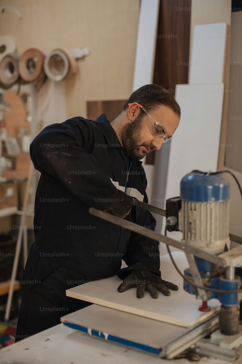 Ein Mann bei der Arbeit an einer Maschine in einer Werkstatt