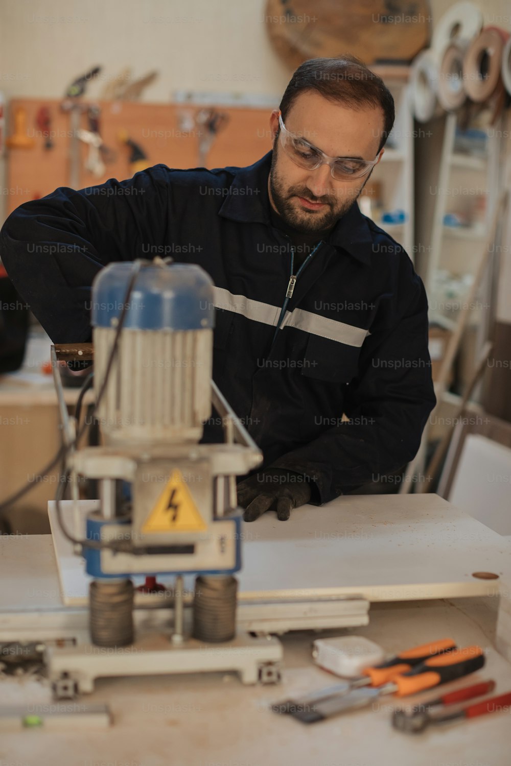 Ein Mann arbeitet an einer Maschine in einer Werkstatt
